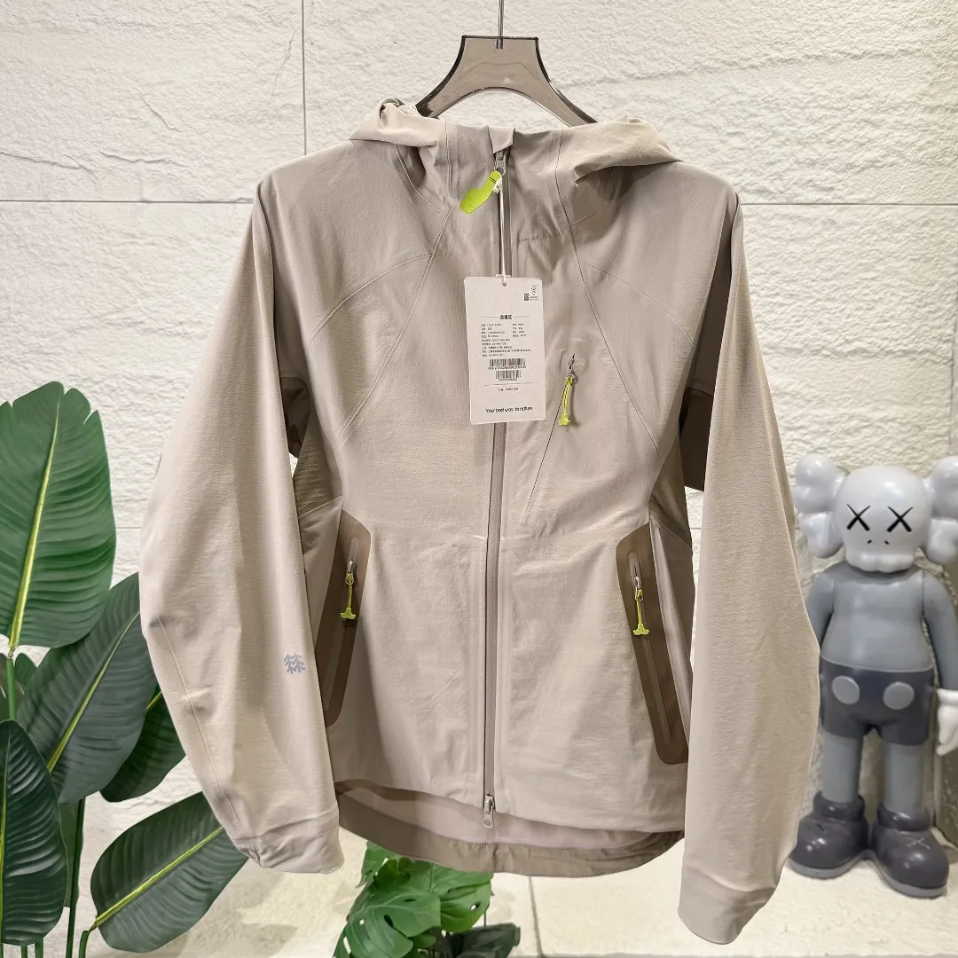 [Premium Replica] KOLON SPORT/Kolon men's and women's waterproof and windproof FLEX M 1 double-layer woven soft shell sports casual jacket MONT/AGESeries hard shell jacket As an old outdoor fan, I have always been very confident about KOLON's quality control. This limited edition is even more functional and beautiful. ✅The soft shell fabric is amazing, windproof and breathable. The temperature difference between morning and evening is large recently. Wearing it to commute is not boring at all, and it is completely comfortable to go hiking directly after work. ✅The fluorescent green zipper puller is the finishing touch. The basic color of light Khaki is not monotonous. It is low-key and reveals a sense of small design, and the details are ecstatic. ✅The hooded version is super fitting and will not collapse, making your head look bigger. Paired with yoga pants, it is a casual outdoor style. Paired with suit pants, you can instantly transform into an urban commuter. You can wear multiple clothes in one outfit. ✅The pocket design is super considerate. The side pockets are deep enough to hold your mobile phone without shaking. The small zipper pocket on the chest can also hold lipstick keys, so you don’t need to carry a small bag when going out. The point is the limited edition! With a slow and slow rhythm, I have given it to all the sisters around me. I will really regret it if I don't use it. Designed for complex terrain and dynamic exploration. Men's soft-shell module that provides free elasticity and structural support. Intelligent partition splicing. Uses double-layer woven soft-shell fabric imported from Japan. Optimized partition function. Ensures body protection and moisture permeability for underarm activities. Unique design details. Series arc dividing line design. With customized accessories. YKK invisible zippers and reflective NIFCO buckles. Full of outdoor aesthetic style and protection. Sizes m l xl xxl xxxl